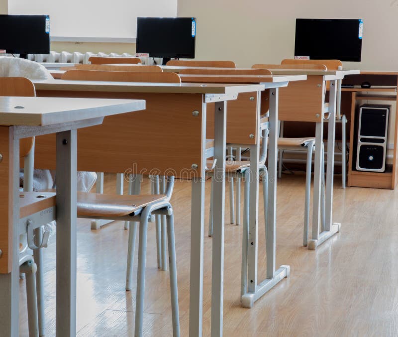 Szkoły podstawowej sala lekcyjna w Ukraina, szkolni biurka w komputer klasie