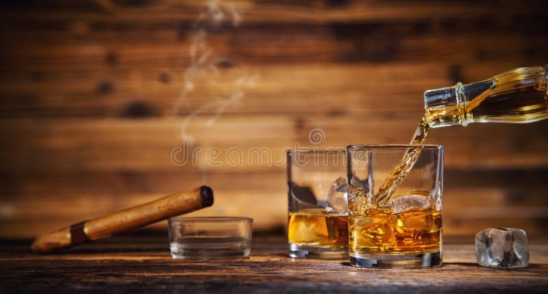 Szkła whisky z kostkami lodu słuzyć na drewnie