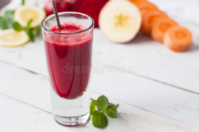 Szkło detoxifying buraka, jabłka, cytryny i mennicy sok zdjęcie royalty free