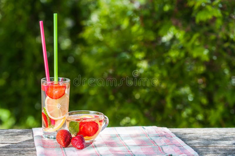 Szkło i puchar detox woda zdjęcia royalty free Szkło i puchar detox woda zdjęcia royalty free