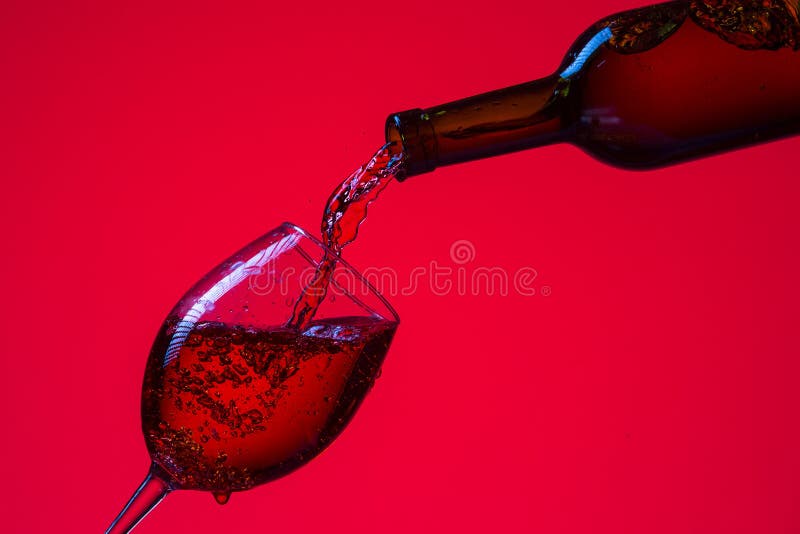 Szkło z wina i butelki z wylewanym płynem Przeciw czerwieni fotografia royalty free Szkło z wina i butelki z wylewanym płynem Przeciw czerwieni fotografia royalty free