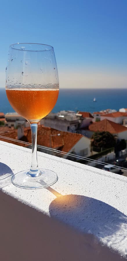 Szkło świeży napoju i morza widok od apartamentu na najwyższym piętrze tarasuje w Albufeira, Algarve, Portugalia zdjęcia stock Szkło świeży napoju i morza widok od apartamentu na najwyższym piętrze tarasuje w Albufeira, Algarve, Portugalia zdjęcia stock