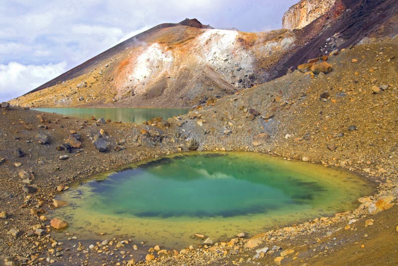 Szmaragdowy jezioro na Tongariro Alpejskim skrzyżowaniu przez powulkanicznego parka narodowego, Nowa Zelandia zdjęcie stock Szmaragdowy jezioro na Tongariro Alpejskim skrzyżowaniu przez powulkanicznego parka narodowego, Nowa Zelandia zdjęcie stock