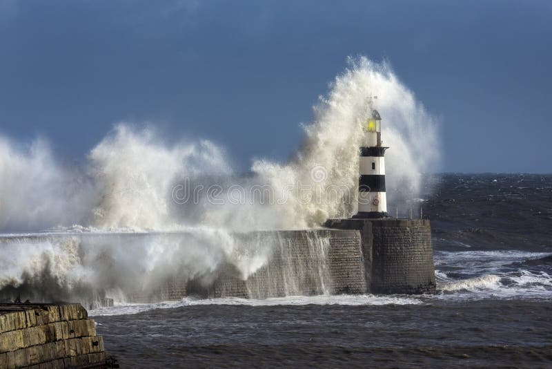 Szorstki morze Anglia - Seaham latarnia morska - Szorstki morze Anglia - Seaham latarnia morska -