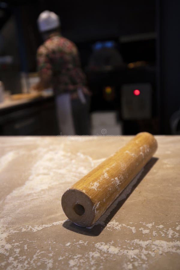 Szpilka dla pizzy przygotowywa na stole fotografia stock Szpilka dla pizzy przygotowywa na stole fotografia stock