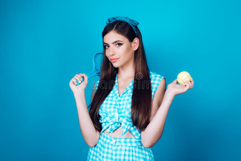 szpilka w górę kobiety z modnym makeup retro kobieta bawić się tenisa sport pinup dziewczyna z moda włosy ładna dziewczyna w rocz fotografia royalty free szpilka w górę kobiety z modnym makeup retro kobieta bawić się tenisa sport pinup dziewczyna z moda włosy ładna dziewczyna w rocz fotografia royalty free
