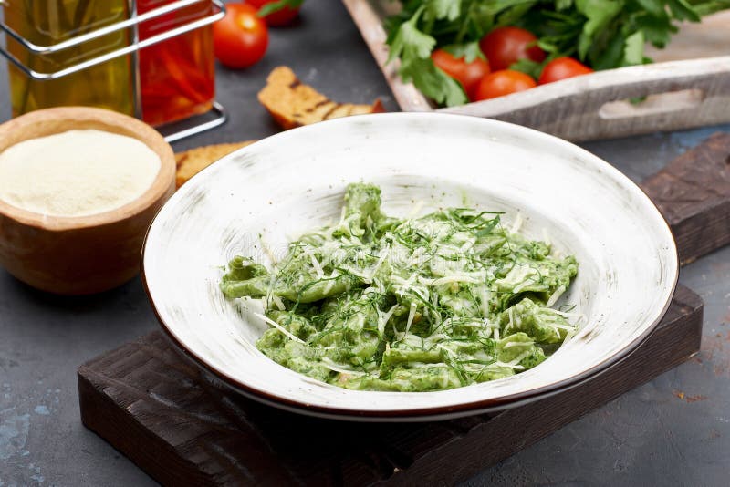 Szpinaka Zielony pierożek z Parmezańskim serem karmowy zdrowy włoch obraz stock Szpinaka Zielony pierożek z Parmezańskim serem karmowy zdrowy włoch obraz stock