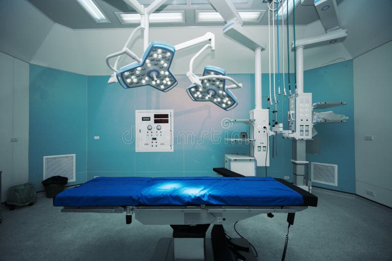 Szpital operacji pusty pokój z operacji łóżkiem i operacja zaświecamy zdjęcia stock Szpital operacji pusty pokój z operacji łóżkiem i operacja zaświecamy zdjęcia stock