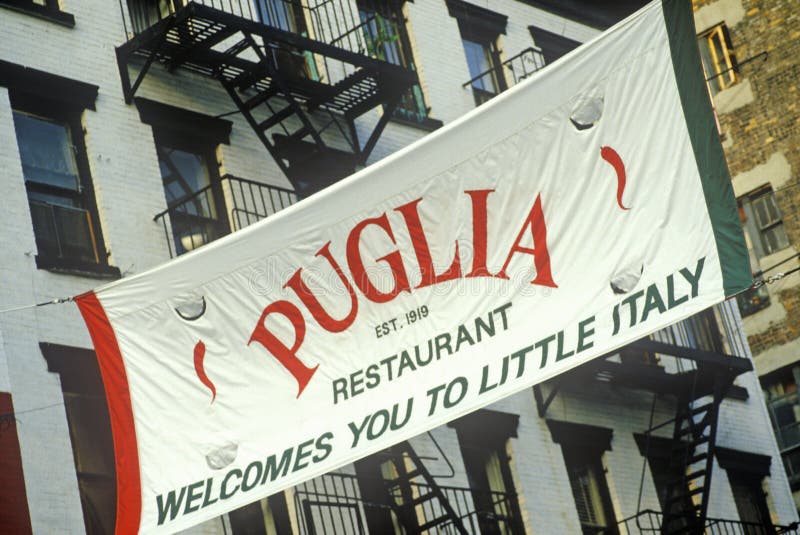 Sztandar na zewnątrz Puglia, restauracja w Małym Włochy, Miasto Nowy Jork, NY