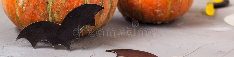 Sztandar pomarańczowa bania i papier uderza na bielu stole, Halloween pojęcie obrazy stock Sztandar pomarańczowa bania i papier uderza na bielu stole, Halloween pojęcie obrazy stock