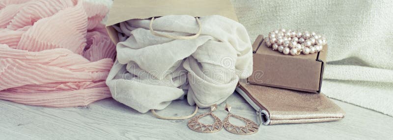 Sztandaru A set kobiety ` s mody akcesoria robi zakupy biżuteria szalika obrazy stock Sztandaru A set kobiety ` s mody akcesoria robi zakupy biżuteria szalika obrazy stock