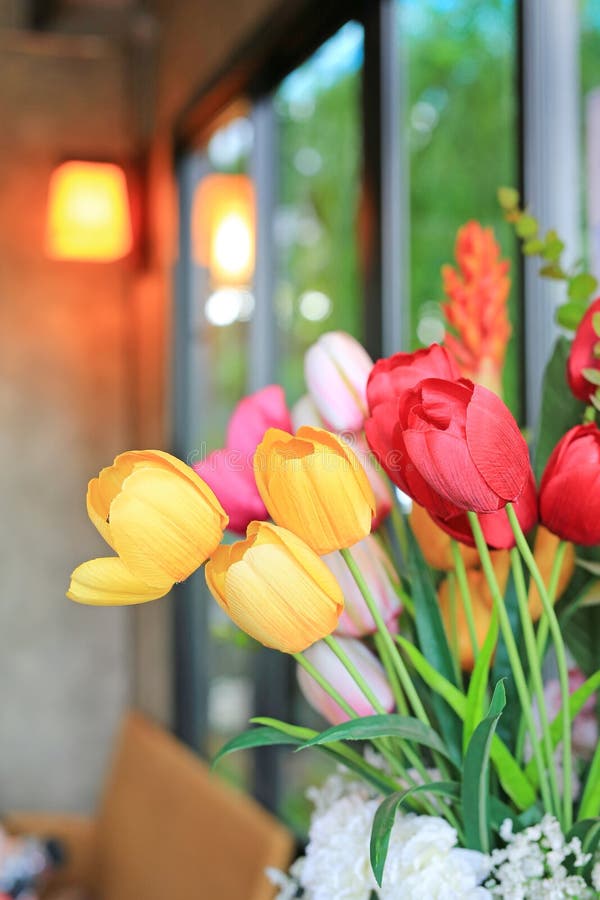 Sztuczna wiązka bukietów tulipanów kwiaty fotografia stock Sztuczna wiązka bukietów tulipanów kwiaty fotografia stock