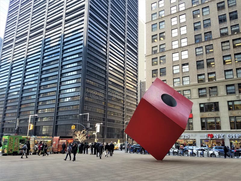 Sztuka przedmiota Czerwony sześcian Isamu Noguchi 1968 z ludźmi chodzi obok Śródmieście NYC Financinal okręg obraz stock Sztuka przedmiota Czerwony sześcian Isamu Noguchi 1968 z ludźmi chodzi obok Śródmieście NYC Financinal okręg obraz stock