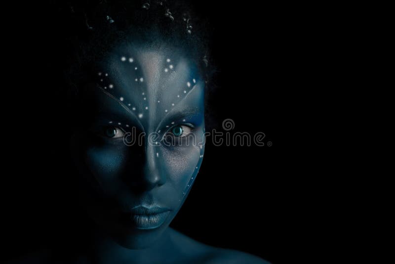Sztuki fotografia Africal kobieta z plemiennymi etnicznymi obrazami w Avatar stylu zdjęcie stock Sztuki fotografia Africal kobieta z plemiennymi etnicznymi obrazami w Avatar stylu zdjęcie stock