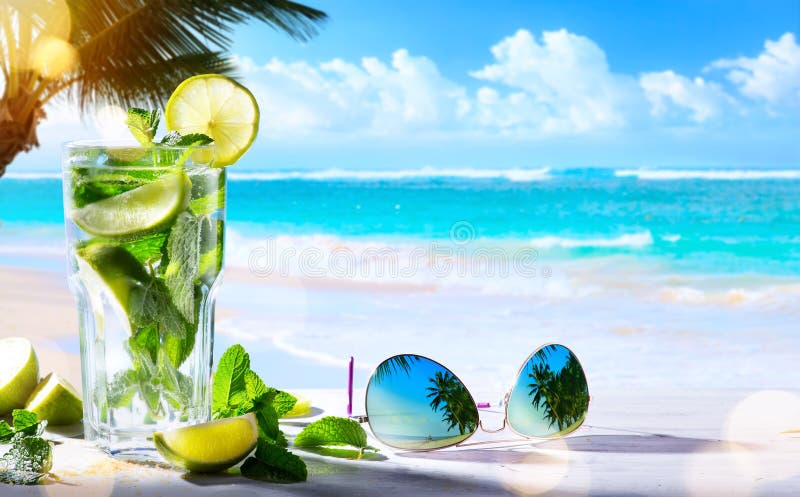 Sztuki lata wina tropikalny plażowy bar; mojito koktajlu napój