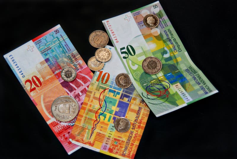 Szwajcarskiego franka pieniądze na czerni, monetach i banknotach, zdjęcia stock Szwajcarskiego franka pieniądze na czerni, monetach i banknotach, zdjęcia stock
