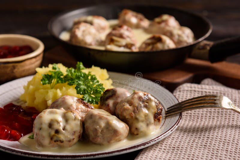 Szwedzcy klopsiki z śmietankowym sosem, puree ziemniaczane i lingonberry kumberlandem, zdjęcia stock Szwedzcy klopsiki z śmietankowym sosem, puree ziemniaczane i lingonberry kumberlandem, zdjęcia stock