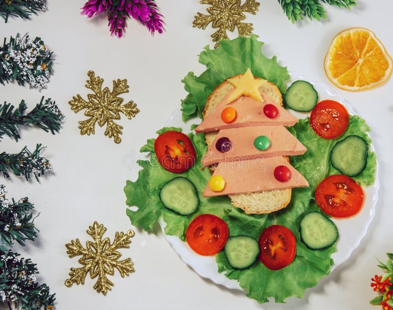 Sándwich de árbol de Navidad Un sándwich divertido con un árbol de Navidad comestible hecho de pan, salchichas y queso Comida de foto de archivo