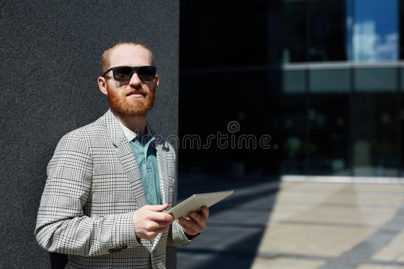 Säker hipsteraffärsman som använder minnestavlan arkivbilder Säker hipsteraffärsman som använder minnestavlan arkivbilder