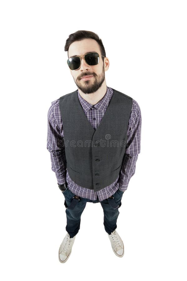 Säker ung avkopplad hipster med händer i fack royaltyfri foto