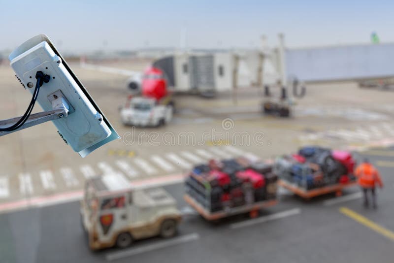 säkerhetsCCTV-kamera eller bevakningsystem med flygplatsgrov asfaltbeläggning på oskarp bakgrund arkivfoto säkerhetsCCTV-kamera eller bevakningsystem med flygplatsgrov asfaltbeläggning på oskarp bakgrund arkivfoto