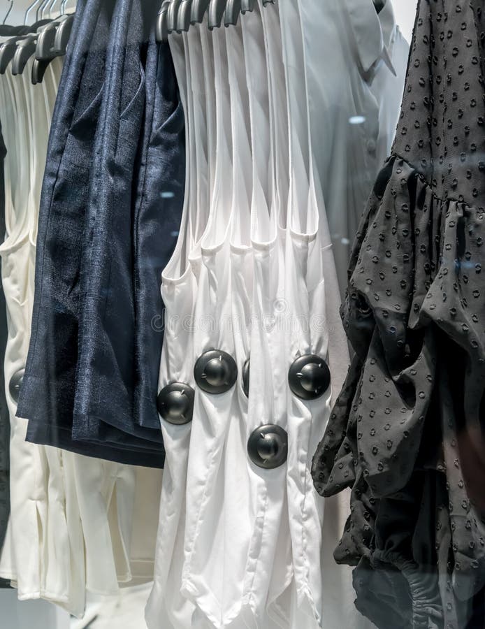 Säkerhetsetiketter eller avkännare på kläder i shoppinglager royaltyfri foto Säkerhetsetiketter eller avkännare på kläder i shoppinglager royaltyfri foto