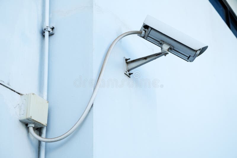 Säkerhetskamera, CCTV på vit fixin för taklägetekniker royaltyfri bild Säkerhetskamera, CCTV på vit fixin för taklägetekniker royaltyfri bild