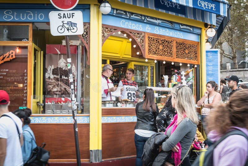 Säljare av pannkakor och smörgåsar på foten av Montmartre och basilikan av den sakrala hjärtan fotografering för bildbyråer Säljare av pannkakor och smörgåsar på foten av Montmartre och basilikan av den sakrala hjärtan fotografering för bildbyråer