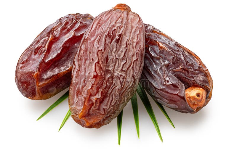 Sämigetrocknete Datteln oder Dattelpalmfrüchte liegen auf Palmblättern isoliert auf weißem Grund. lizenzfreies stockfoto