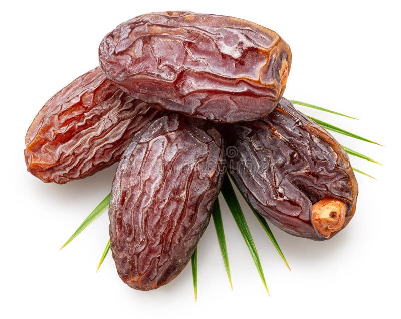 Sämigetrocknete Datteln oder Dattelpalmfrüchte liegen auf Palmblättern isoliert auf weißem Grund. Datei enthält Clippfad stockfotos