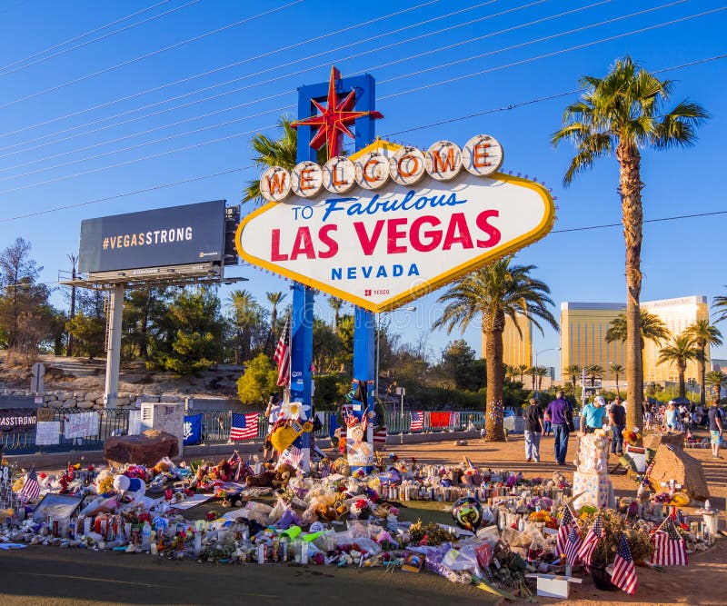 Säng av blommor och uttryck av beklagande efter terrorattack i Las Vegas - LAS VEGAS - NEVADA - OKTOBER 12, 2017 royaltyfria foton Säng av blommor och uttryck av beklagande efter terrorattack i Las Vegas - LAS VEGAS - NEVADA - OKTOBER 12, 2017 royaltyfria foton