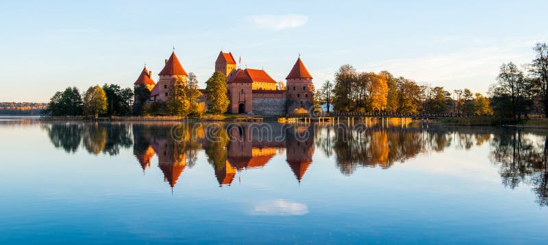Säsong för Trakai slottnedgång royaltyfri bild Säsong för Trakai slottnedgång royaltyfri bild