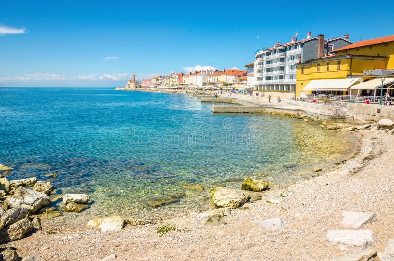 Sätta på land längs stranden av den historiska lilla staden Piran, Slovenien, Europa royaltyfri fotografi Sätta på land längs stranden av den historiska lilla staden Piran, Slovenien, Europa royaltyfri fotografi