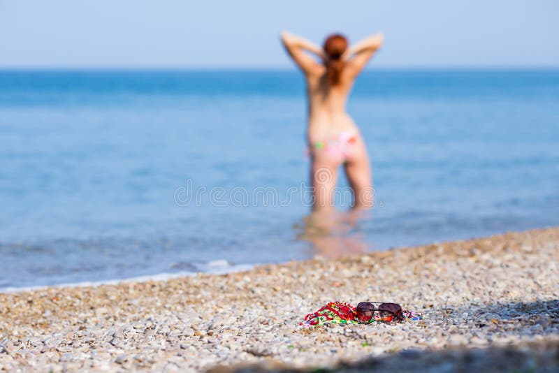 Sätta på land stilleben från tonad solglasögon och bikiniöverkant royaltyfria bilder Sätta på land stilleben från tonad solglasögon och bikiniöverkant royaltyfria bilder