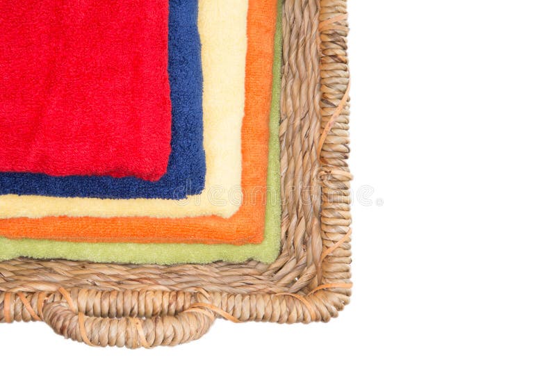 Säubern Sie bunte gewaschene Tücher in einem Weidenkorb stockbilder Säubern Sie bunte gewaschene Tücher in einem Weidenkorb stockbilder