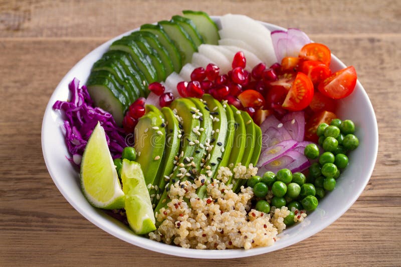 Säubern Sie das gesunde Detoxessen Mittagessenschüssel des strengen Vegetariers und des Vegetariers Quinoa, Avocado, Granatapfel