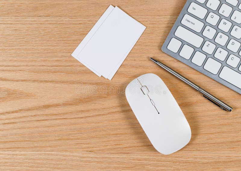 Sauberer Und Organisierter Desktop Der Roten Eiche Mit Tastatur Und