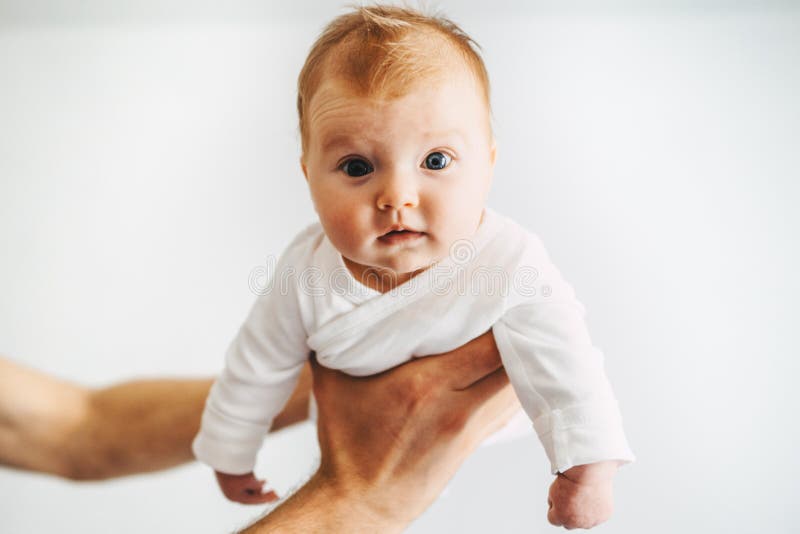 Säuglingsbaby im Kind des Vaterhanddreimonatigen babys stockfoto Säuglingsbaby im Kind des Vaterhanddreimonatigen babys stockfoto