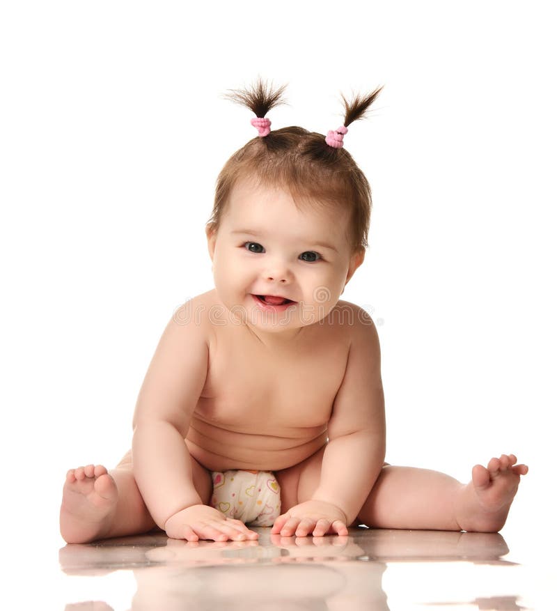 Säuglingskinderbaby in der Windel, die das glückliche lachende Lächeln lokalisiert auf einem Weiß sitzt stockfotografie