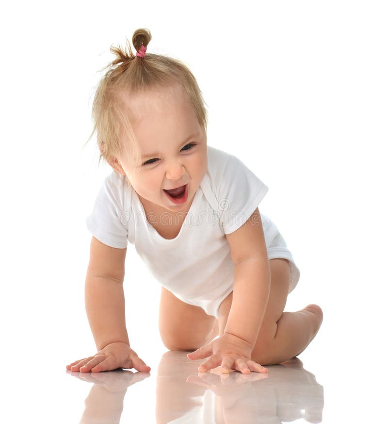 Säuglingskinderbaby im kriechenden glücklichen lachenden Lächeln der Windel stockfotografie