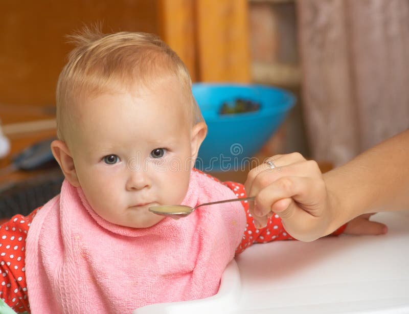 Säuglingsnahrung mit einem Löffel stockbild Säuglingsnahrung mit einem Löffel stockbild