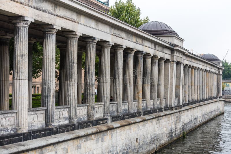 Säulen im Courtyard Colonnade außerhalb der Alten Nationalgalerie, auf Museumsinsel in Berlin, Deutschland lizenzfreie stockfotos Säulen im Courtyard Colonnade außerhalb der Alten Nationalgalerie, auf Museumsinsel in Berlin, Deutschland lizenzfreie stockfotos