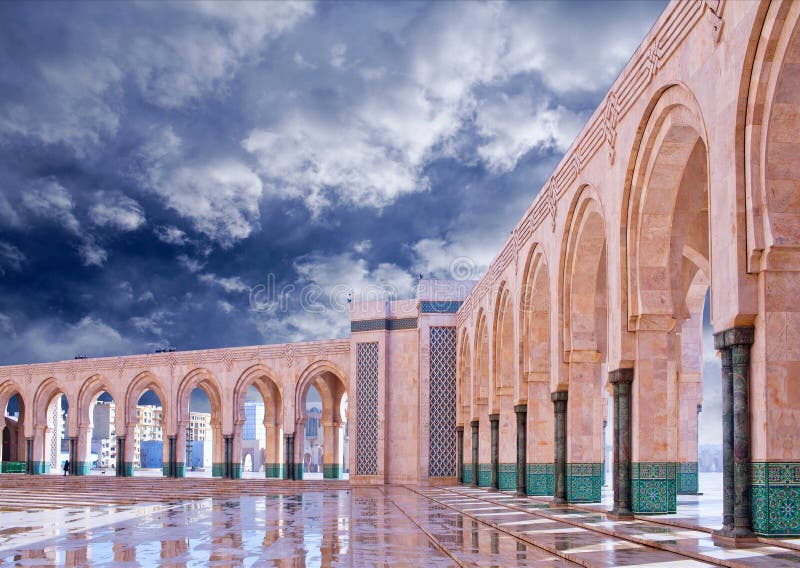 Säulengangspalten in Moschee Hassan II in Casablanca, Marokko lizenzfreie stockfotos Säulengangspalten in Moschee Hassan II in Casablanca, Marokko lizenzfreie stockfotos