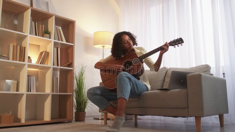 Sång learning guitar Spela upp kvinnliga musiker hemma