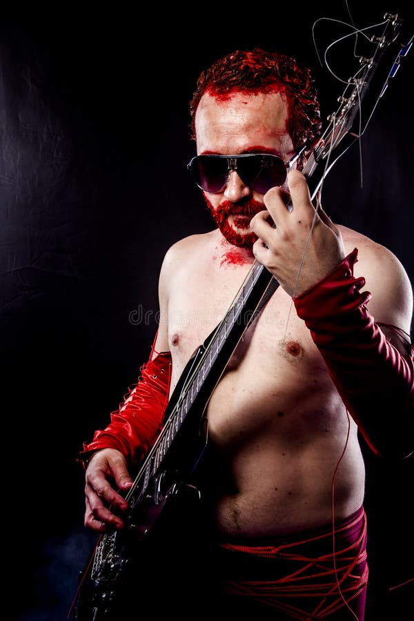 Sångare gitarrist med svart för elektrisk gitarr, bärande framsidamålarfärg arkivfoton Sångare gitarrist med svart för elektrisk gitarr, bärande framsidamålarfärg arkivfoton