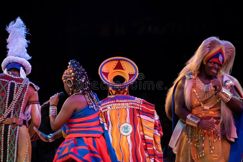 Sångare och dansare i festivalen av Lion King i djurriket på Walt Disney World 6 arkivbild Sångare och dansare i festivalen av Lion King i djurriket på Walt Disney World 6 arkivbild