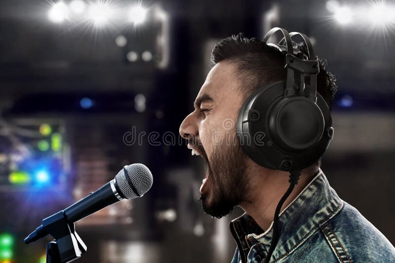 Sångare som antecknar en sång i musikstudio royaltyfria bilder Sångare som antecknar en sång i musikstudio royaltyfria bilder