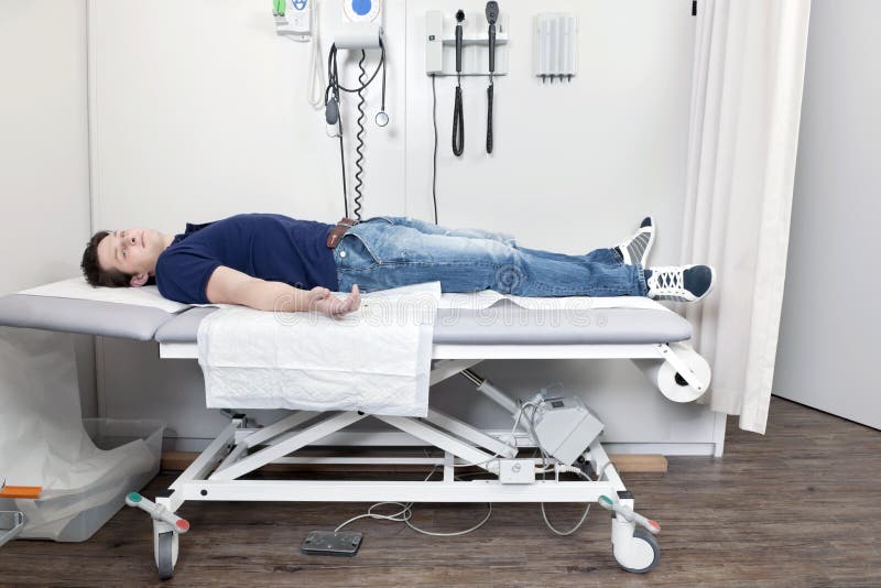 Skadad man på kliniken royaltyfri foto