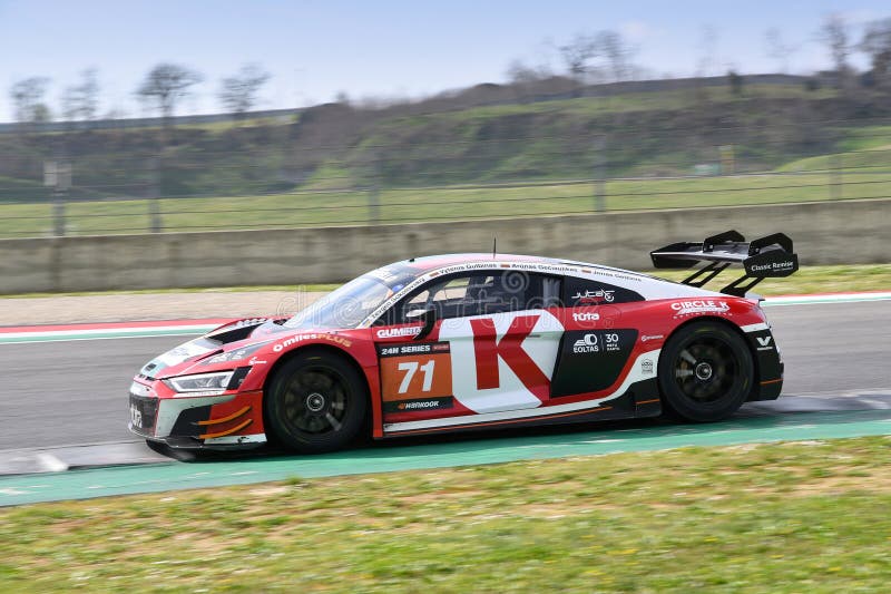 Sårperia 23 mars 2023 : audi r8 lms gt3 evo ii of team junitopping in action under 12 h hankook-tävlingen vid mugello-kretsen. Sårperia 23 mars 2023 : audi r8 lms gt3 evo ii of team junracing driven av yevgen sokolovskiyvytenis gulbinasarunas geciauskasjonas gelžinis i rörelse under 12 h hankook-tävlingen vid mugellakretsen in italy