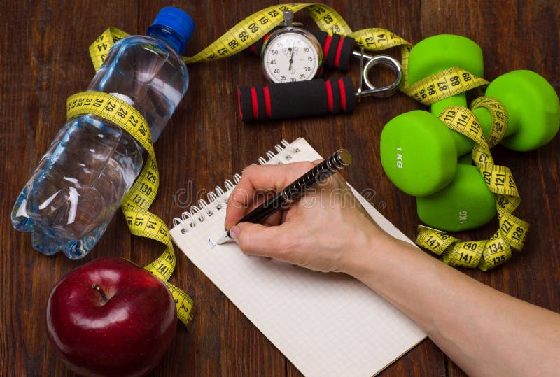Séance d'entraînement et journal intime suivant un régime de l'espace de copie de forme physique Concept sain de style de vie image stock Séance d'entraînement et journal intime suivant un régime de l'espace de copie de forme physique Concept sain de style de vie image stock